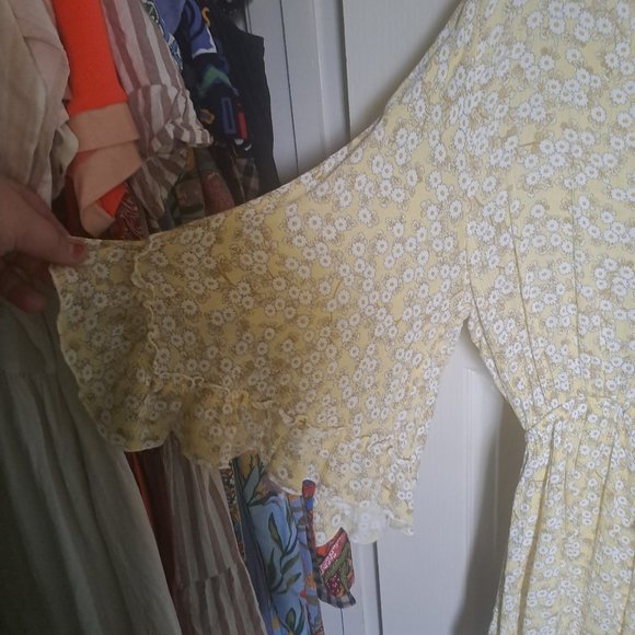 Floral yellow short jumpsuit - Picture 2 of 4